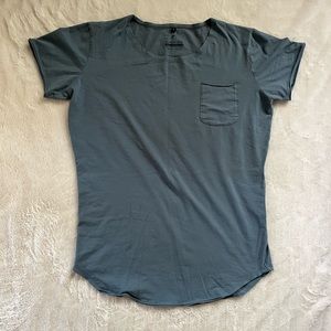 Men’s Alphalete Curved Hem Pocket Tee